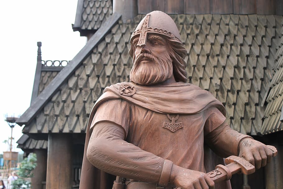 Gladiator Holding Knife Statue Near House, Viking, - Disney World, Epcot, Norway - HD Wallpaper 