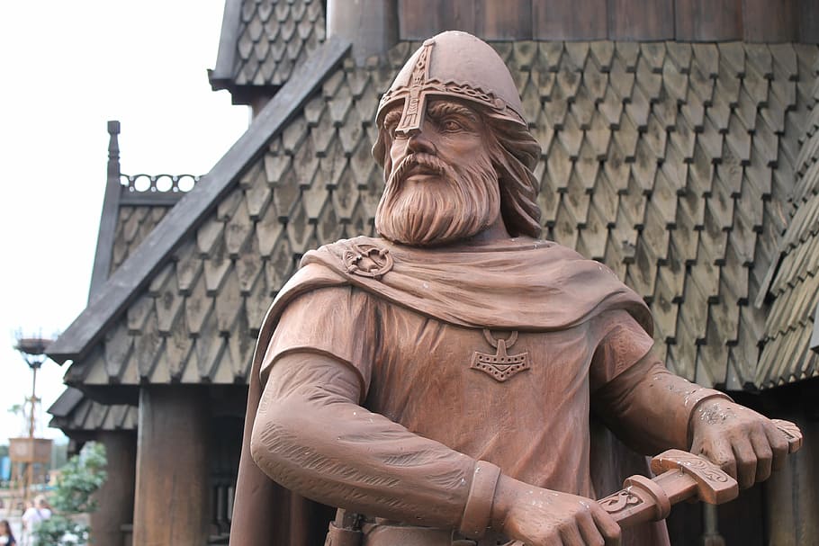 Gladiator Holding Knife Statue Near House, Viking, - Disney World, Epcot, Norway - HD Wallpaper 