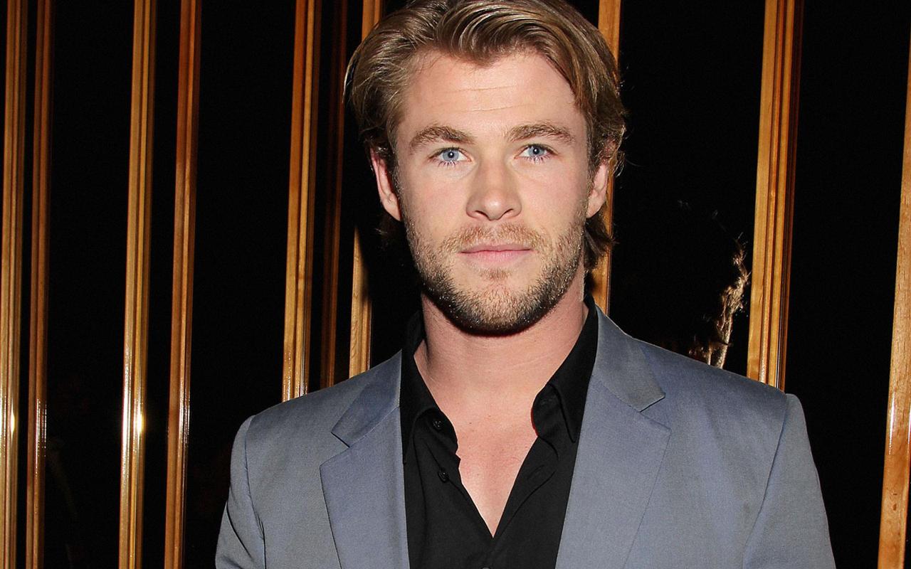 Chris Hemsworth Thor - HD Wallpaper 