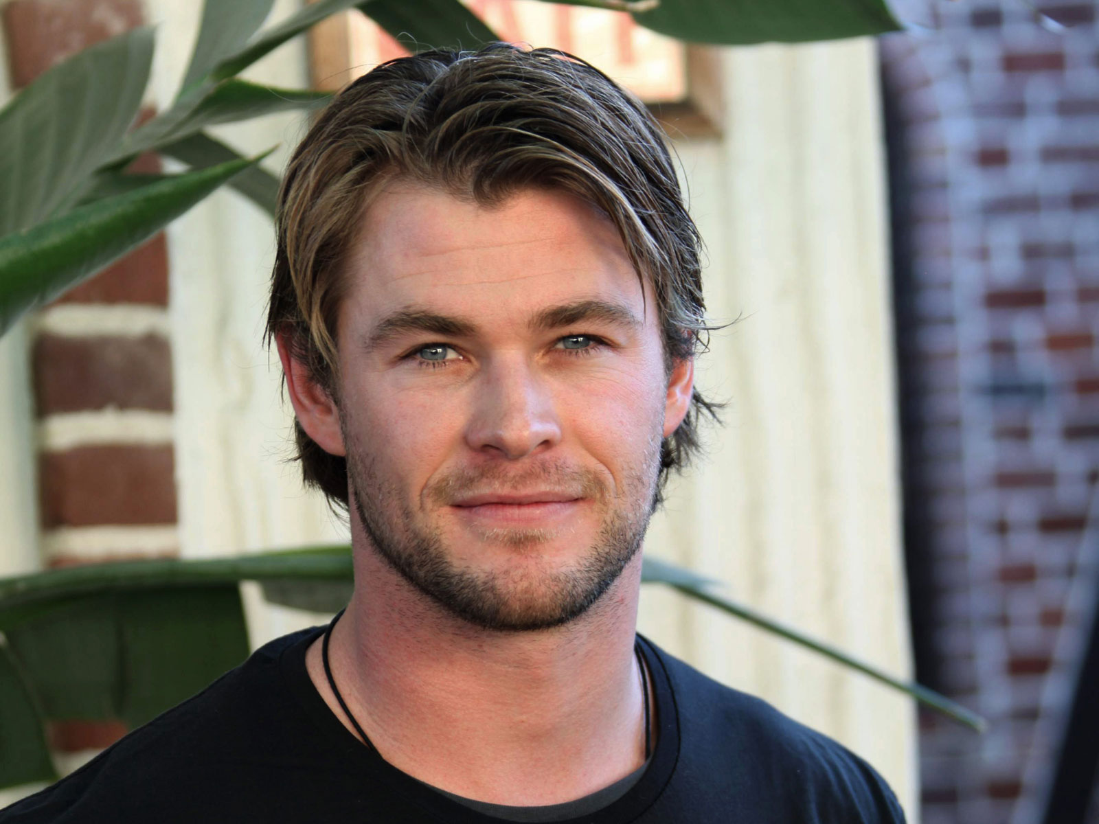 Chris Hemsworth Middle Part - HD Wallpaper 