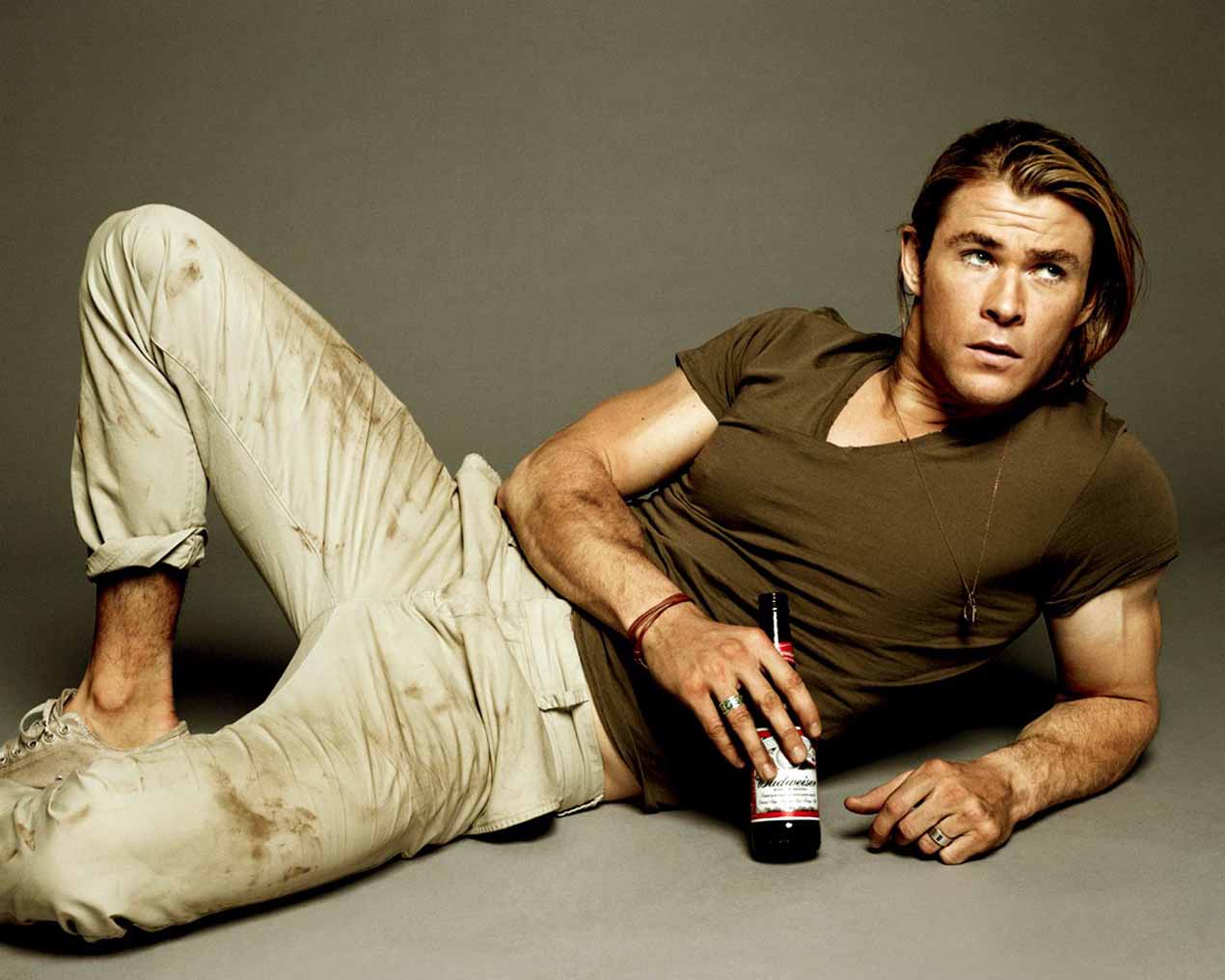 Chris Hemsworth With Wine Bottle High Definition Wallpapers - Chris Hemsworth Holding Beer - HD Wallpaper 