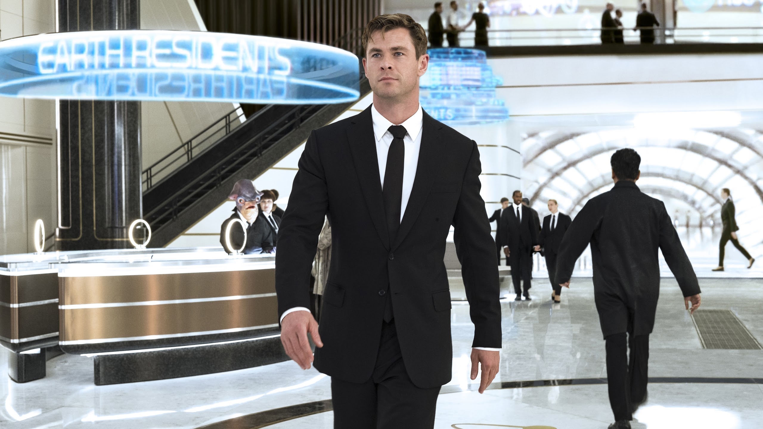 Men In Black - Chris Hemsworth Men In Black - HD Wallpaper 