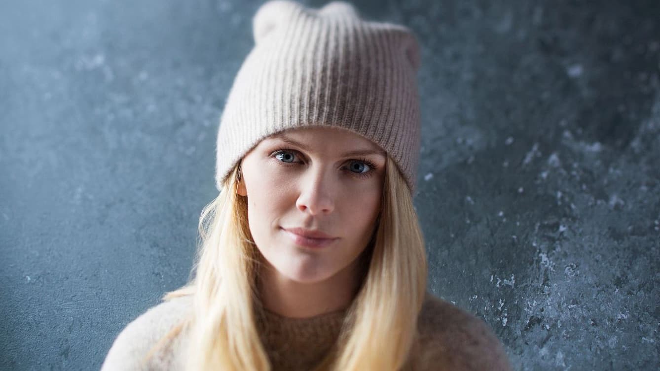 Daniel Brooklyn Decker Wallpaper - Beanie - HD Wallpaper 