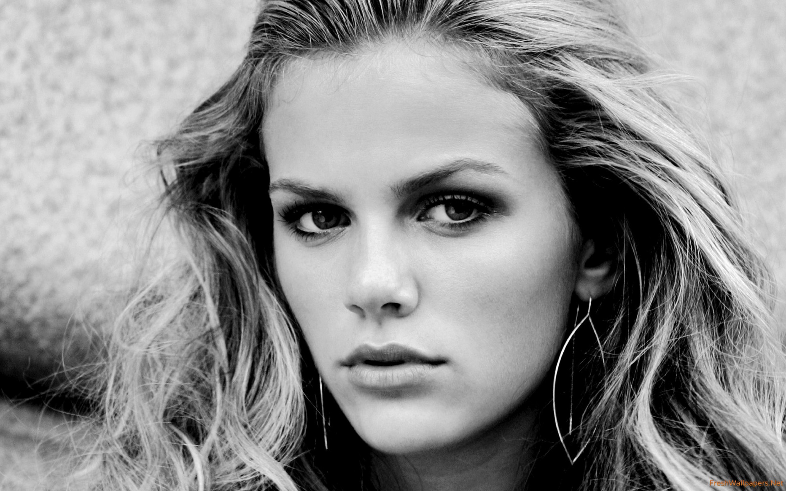 Girl Heart Shaped Face - HD Wallpaper 