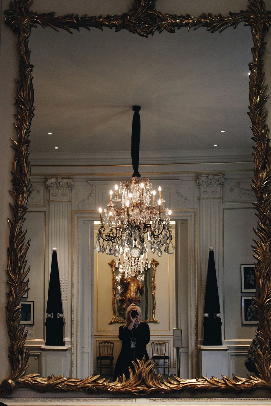 Chandelier, Mirror, Selfie, Museum, Fashion, Fashion - Chandelier - HD Wallpaper 