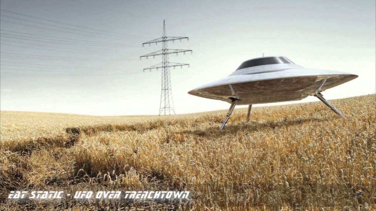 Ufo In A Field - HD Wallpaper 