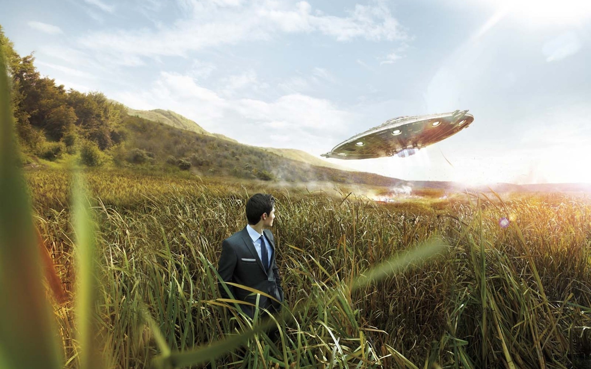 Spaceship In A Field - HD Wallpaper 