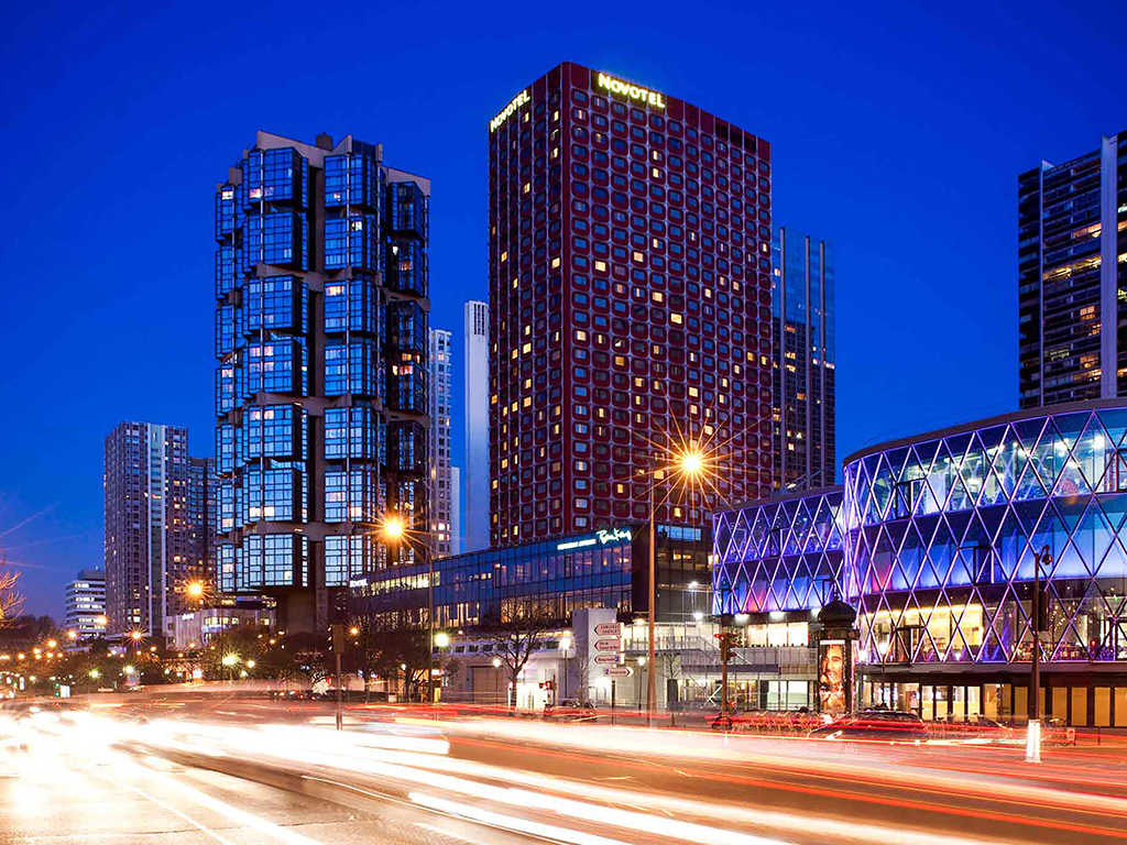 Novotel Tour Eiffel Hotel - HD Wallpaper 