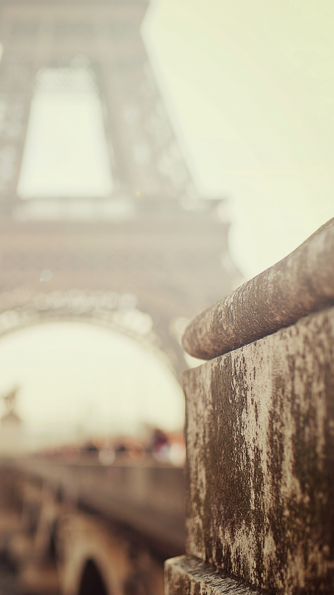 Eiffel Tower Blur Background - HD Wallpaper 