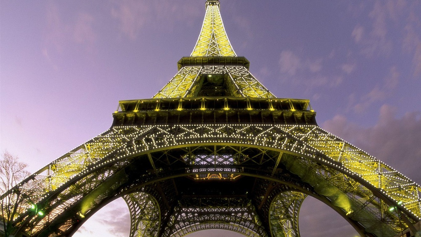 Eiffel Tower Wallpaper Look2011 - Eiffel Tower - HD Wallpaper 