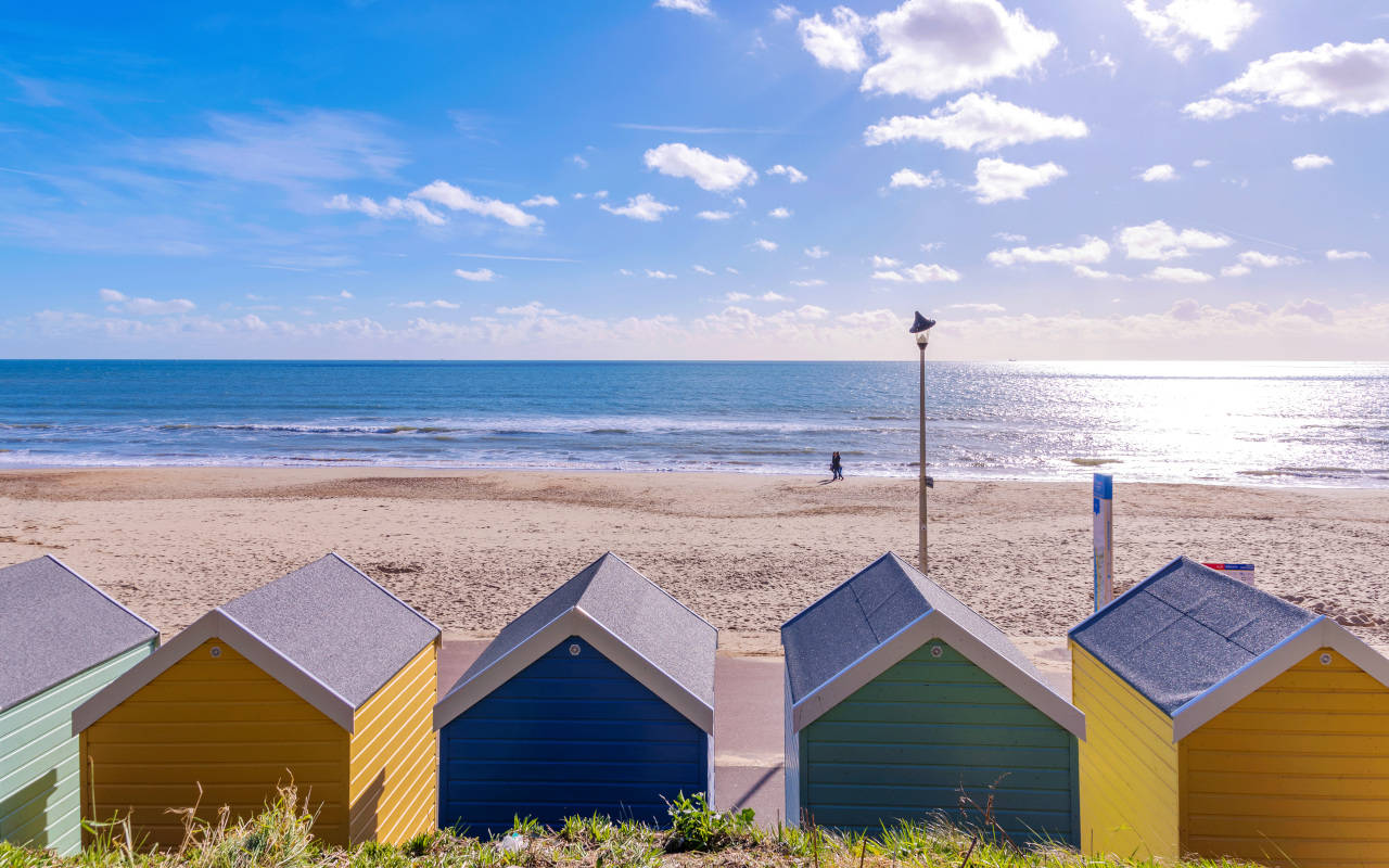 Bournemouth Hull Trains Swr - Beach Huts And Sea - HD Wallpaper 