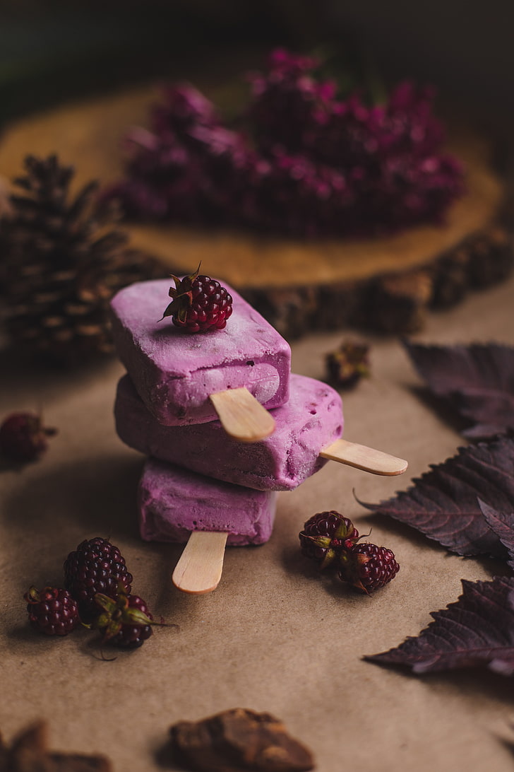 Three Purple Ice Drops, Ice-cream, Raspberry, Berries, - Makanan Yang Berwarna Ungu - HD Wallpaper 