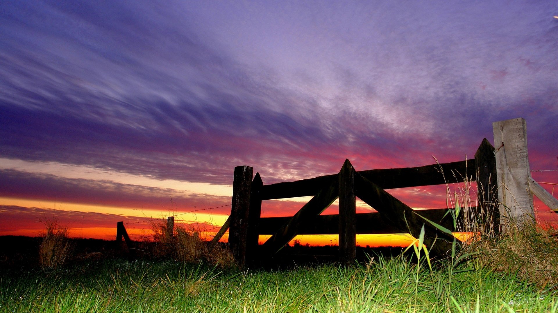 Red And Purple Sunset Scenery Wallpaper - حلاوه اللسان - HD Wallpaper 