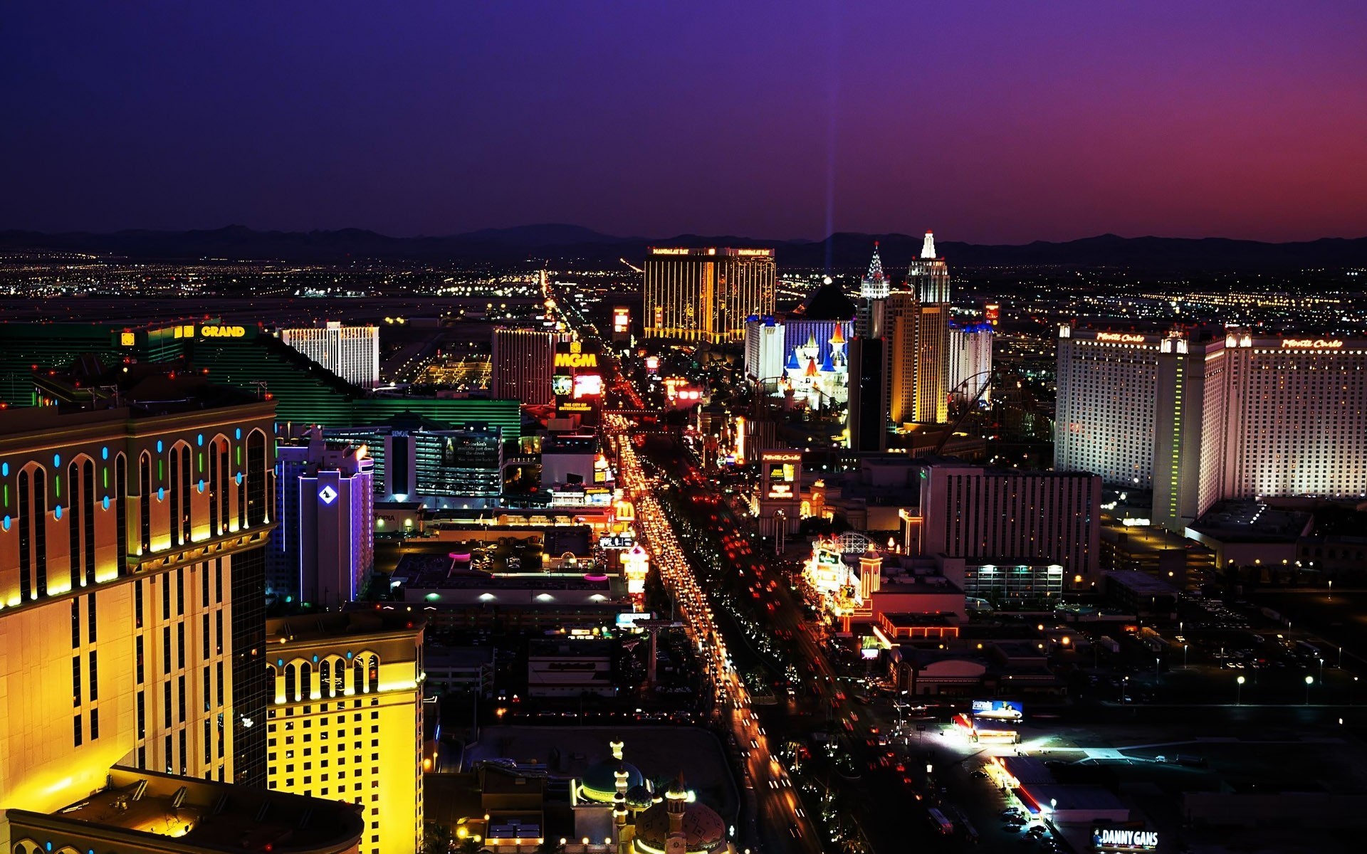Las Vegas Strip Road In Nevada Us Travel Wallpaper - Vegas Strip - HD Wallpaper 