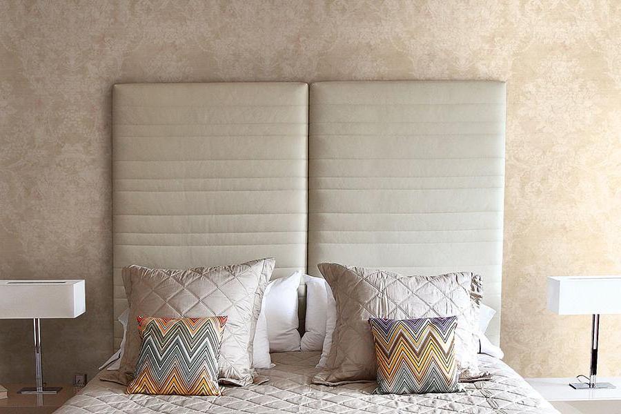 An Exciting Brown Patterned Wallpaper With Elegan Beige - Window Covering - HD Wallpaper 