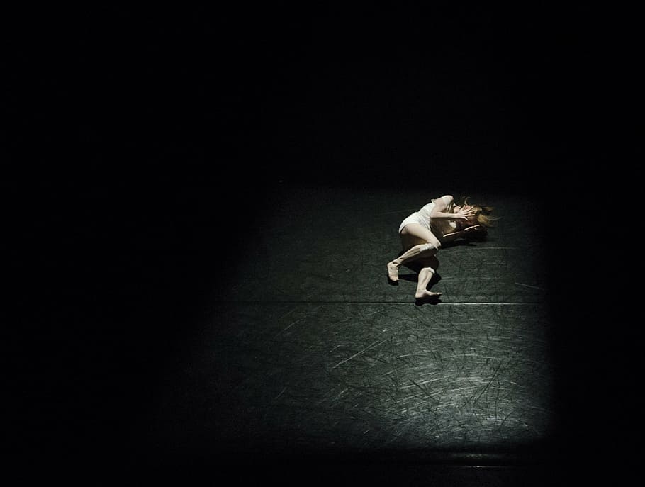 Photo Of Person Lying On Floor, Dark, Girl, Spotlight, - สี ดำ น่า กลัว - HD Wallpaper 