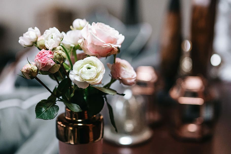 Side Table With Pink Decorations, Flowers, Pink Roses, - Design Christmas Pink And Roses - HD Wallpaper 