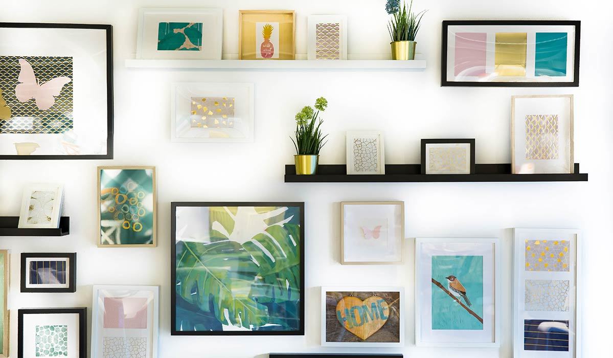 7 Fun Ways To Style Your Black & White Patio Furniture - Shelves And Frame Gallery Wall - HD Wallpaper 