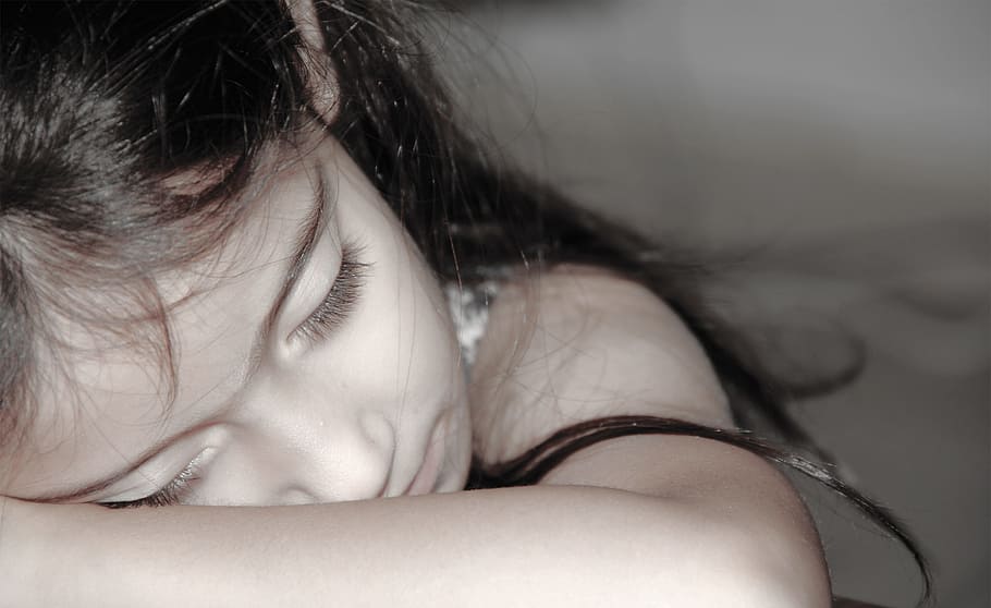 Selective Focus Photography Of Girl Sleeping, Lying, - Wanita Sedang Tidur Di Kamar - HD Wallpaper 