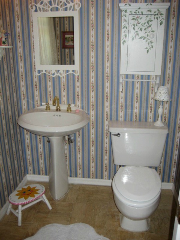 Beach Cottage Powder Bathroom And Pink Flamingos - Bathroom - HD Wallpaper 