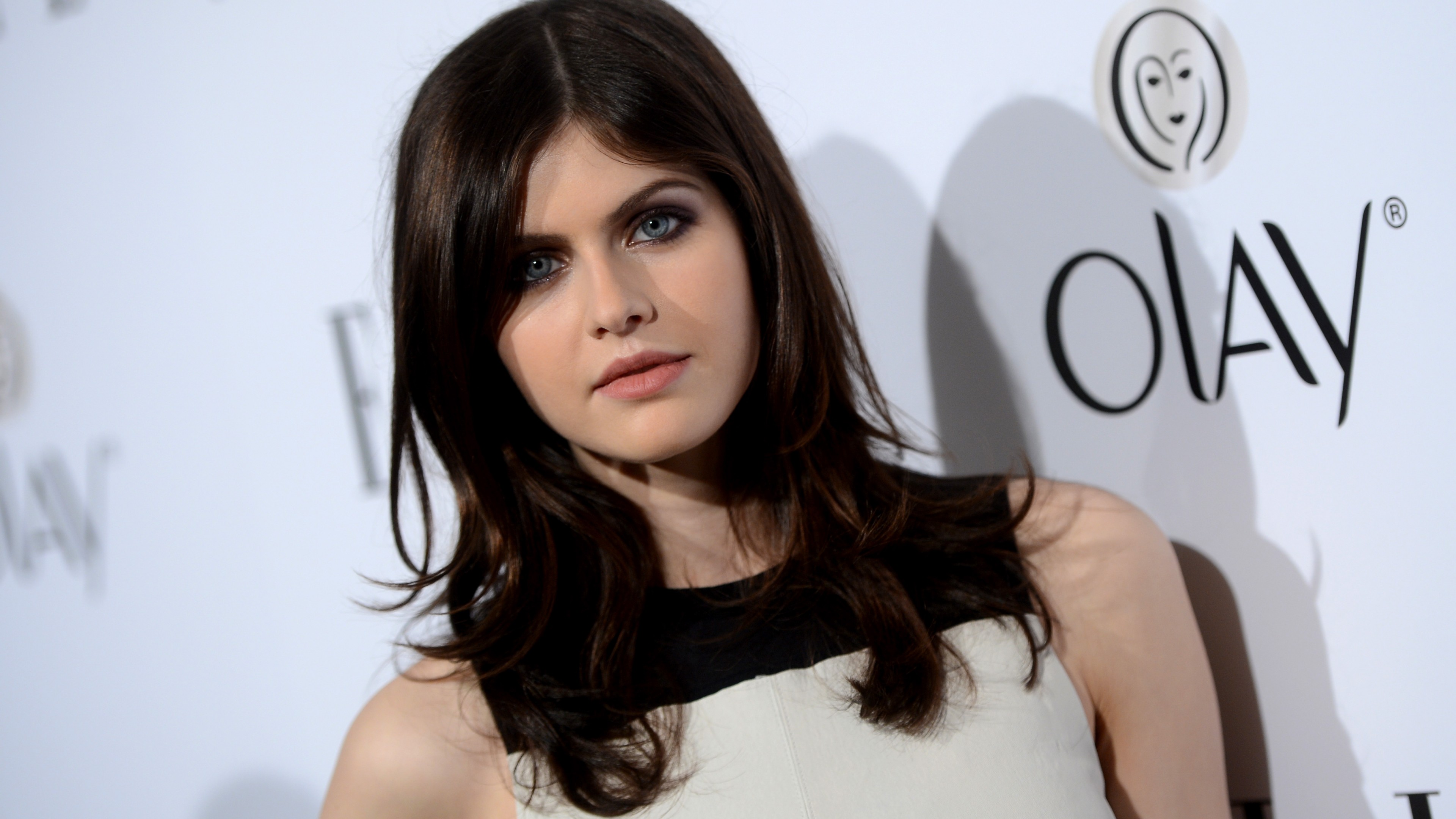 Alexandra Daddario Hair Bangs - HD Wallpaper 