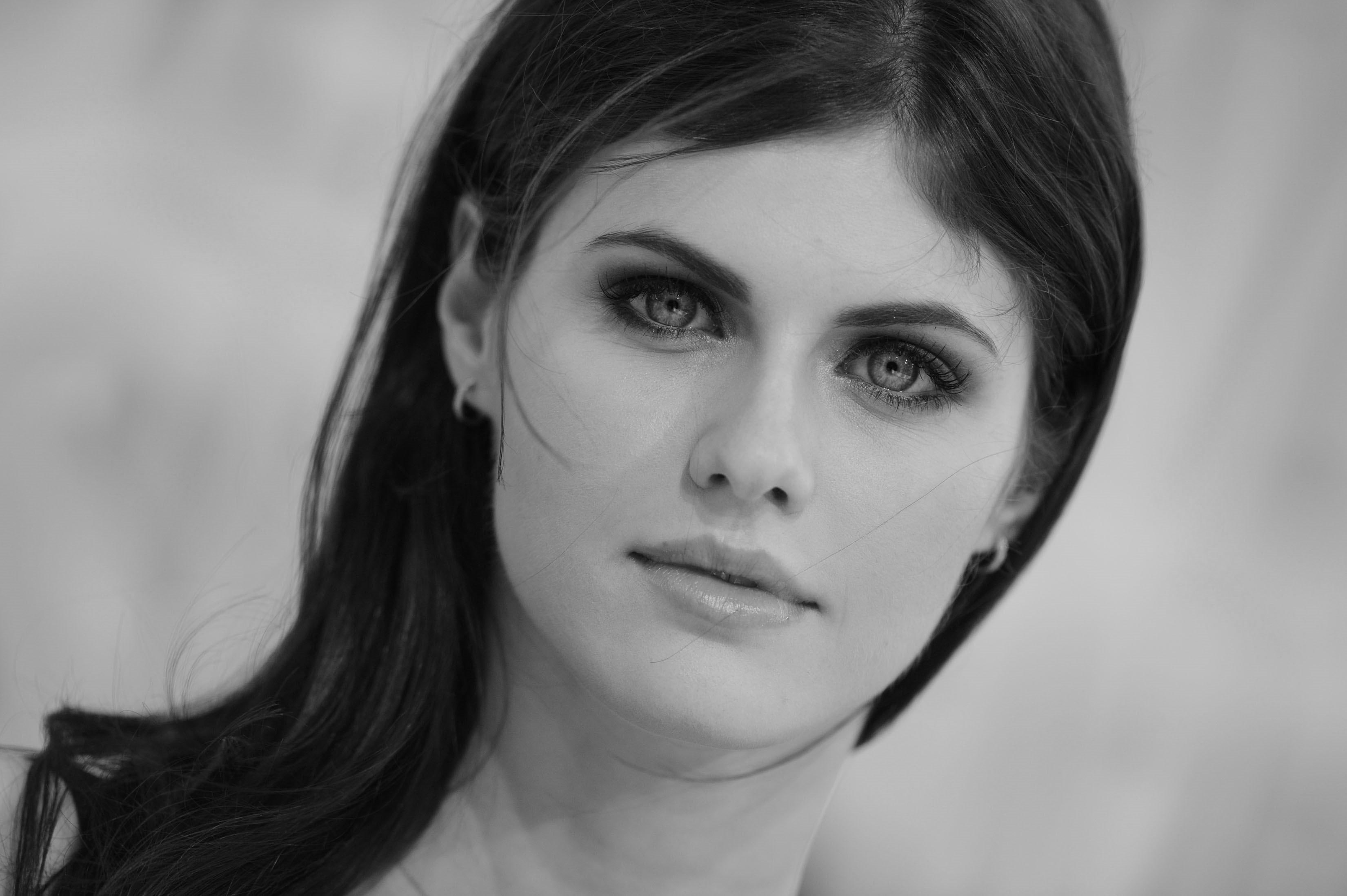 Alexandra Daddario Black And White - HD Wallpaper 
