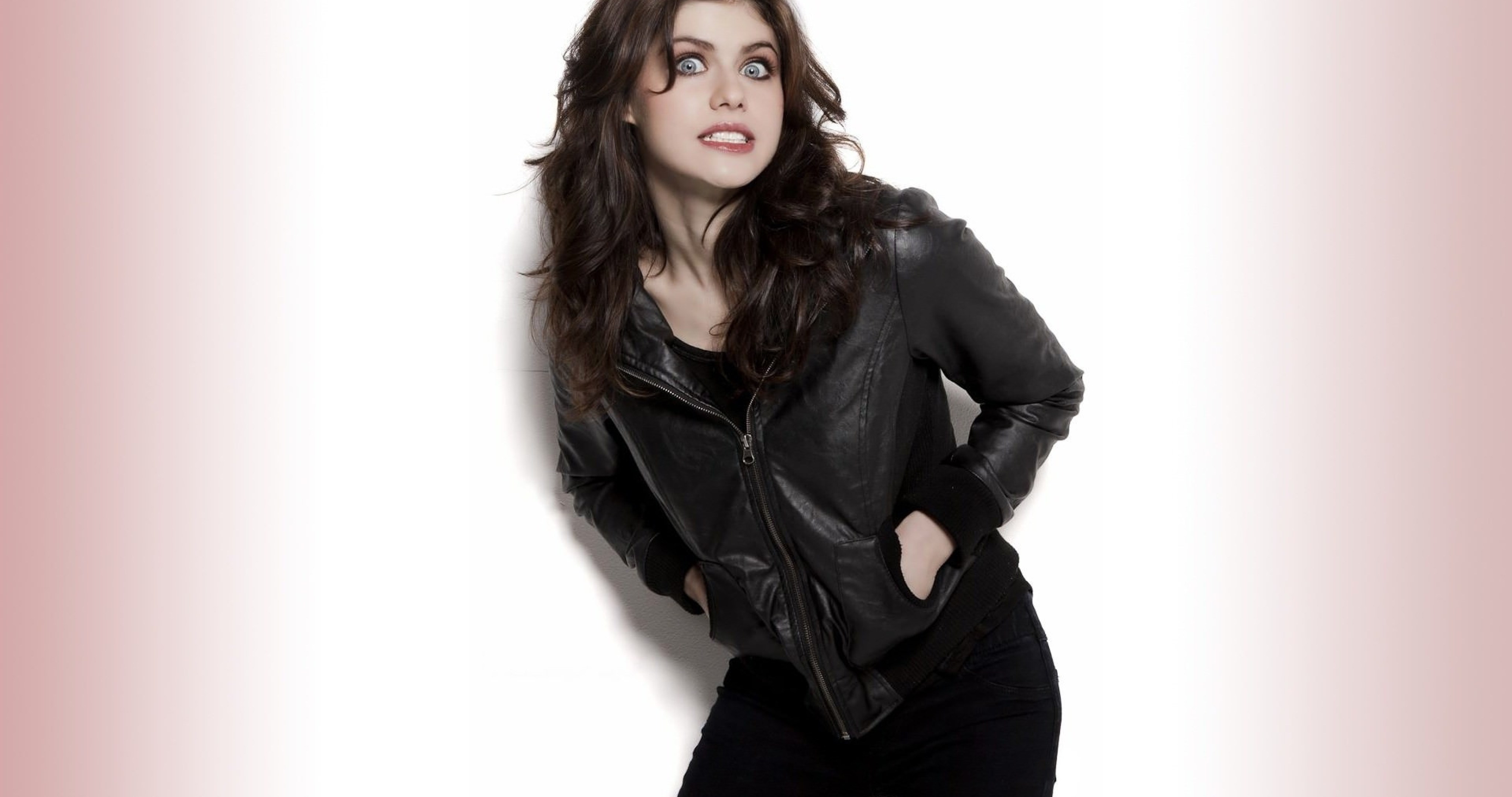 Alexandra Daddario Leather Jacket - HD Wallpaper 