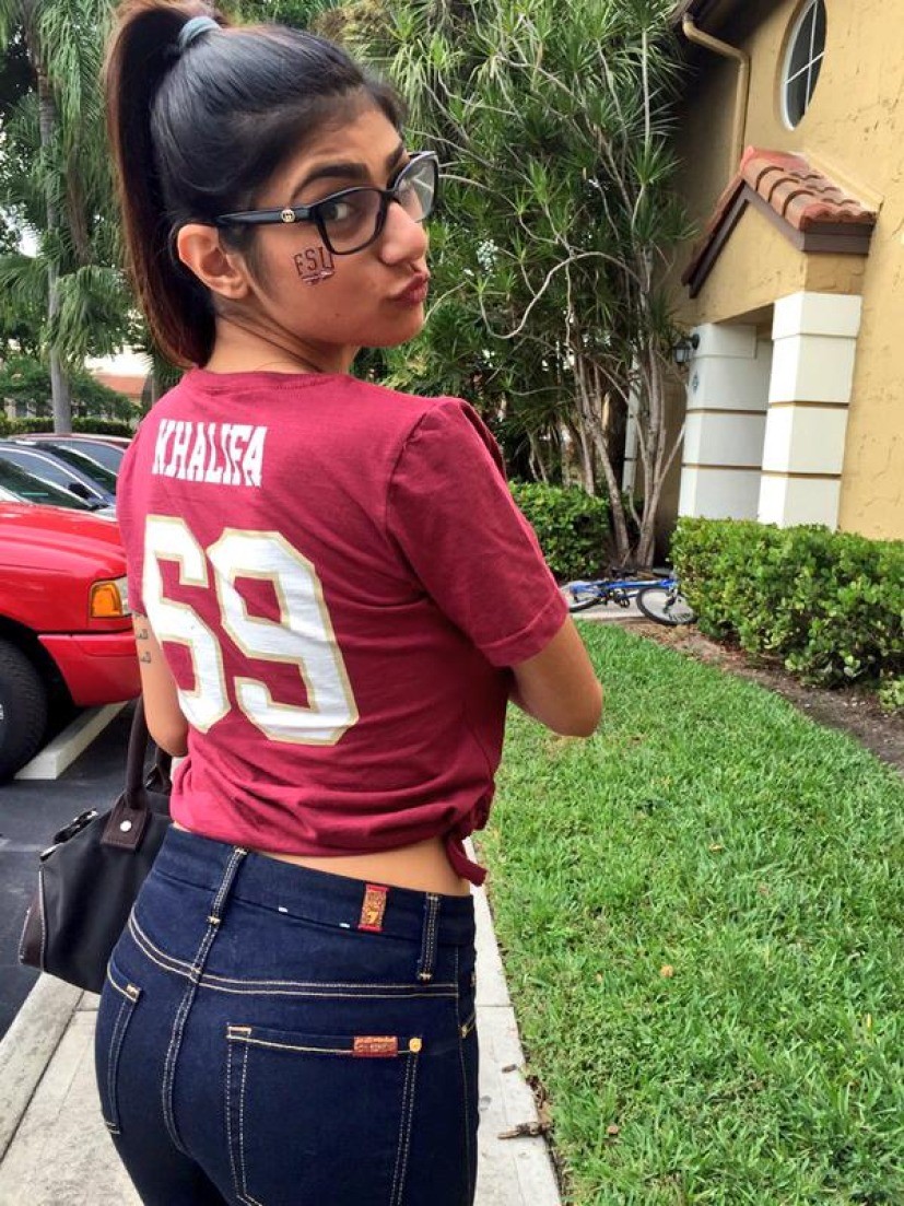 Mia Khalifa Wallpaper Iphone - HD Wallpaper 