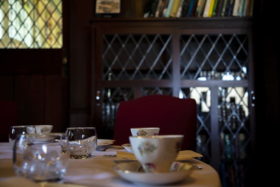 Table, Tea Cup, Glass, Crystal, Book Case, Afternoon - Shelf - HD Wallpaper 
