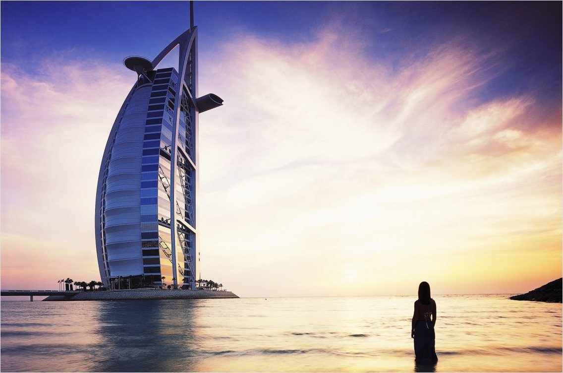 Burj Al Arab Women - HD Wallpaper 