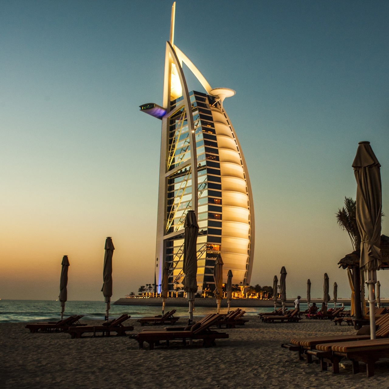 Wallpaper Dubai, Burj Al Arab, Palm Trees, Deck Chairs, - Dubai Palm Beach - HD Wallpaper 