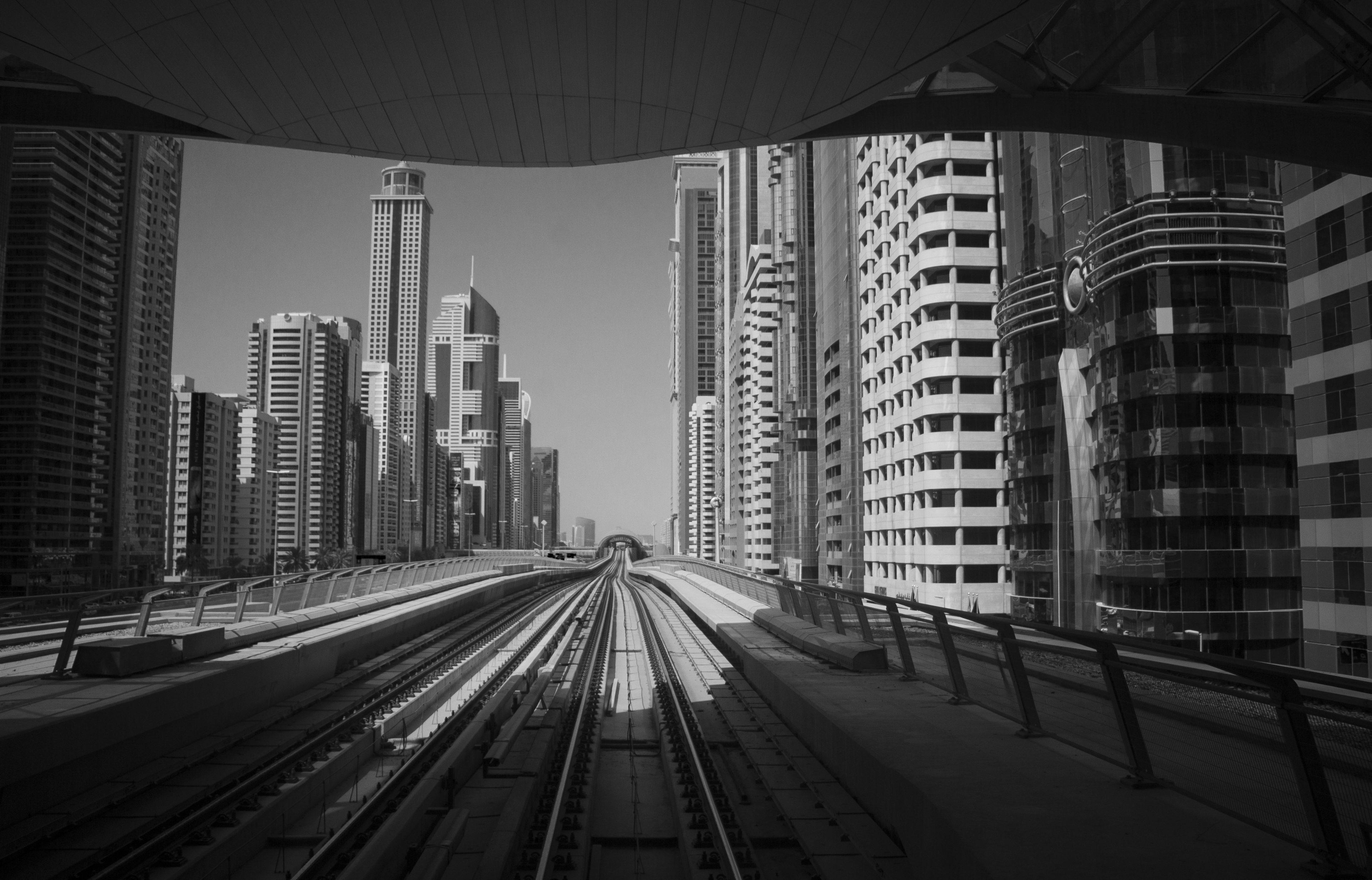 In Grayscale Metro Of Dubai Wallpaper In 4k Resolution - Dubai Metro - HD Wallpaper 