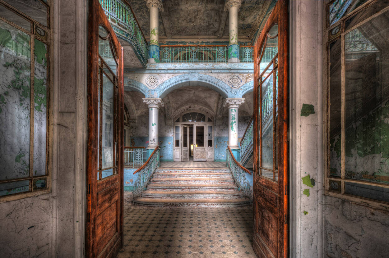 Livingwalls Photo Wallpaper Vintage Villa Entrance - Abandoned Places Kieron Connolly - HD Wallpaper 