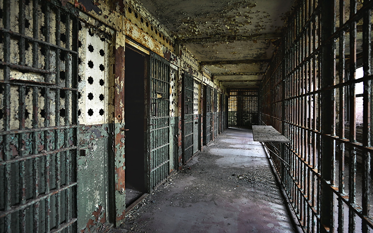 Old Prison Hallway - HD Wallpaper 