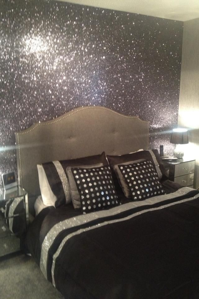 Black And Silver Glitterwallpaper Used Here In A Bedroom - Glitter Wallpaper Bedroom Ideas - HD Wallpaper 