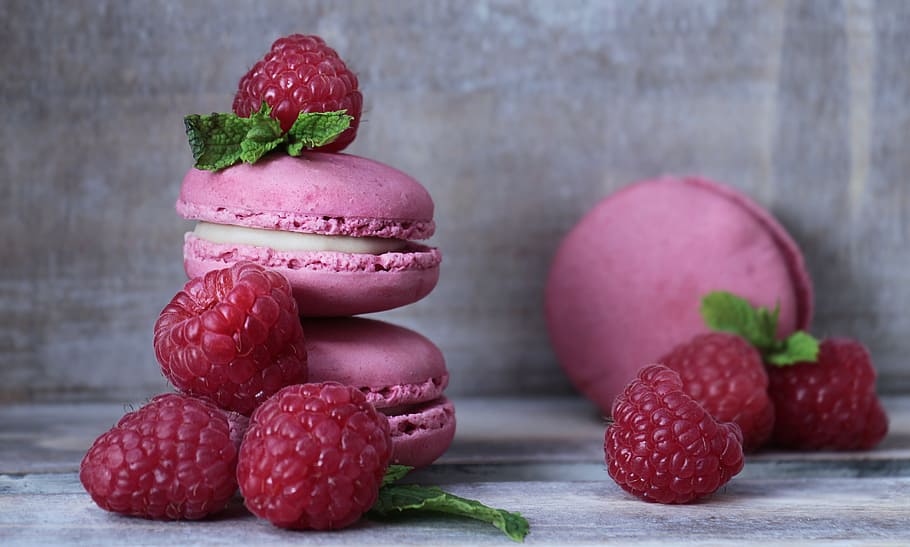 Three Pink Macaroons And Raspberries, Macarons, Mint, - HD Wallpaper 