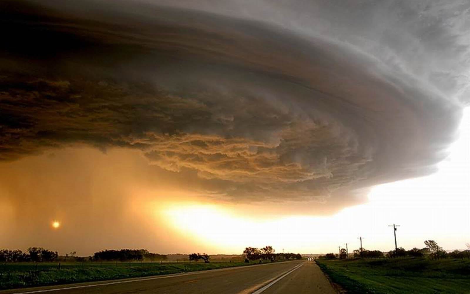 Anime Couple Wallpaper Paling Keren Wallpaper O - Angin Tornado Hd - HD Wallpaper 