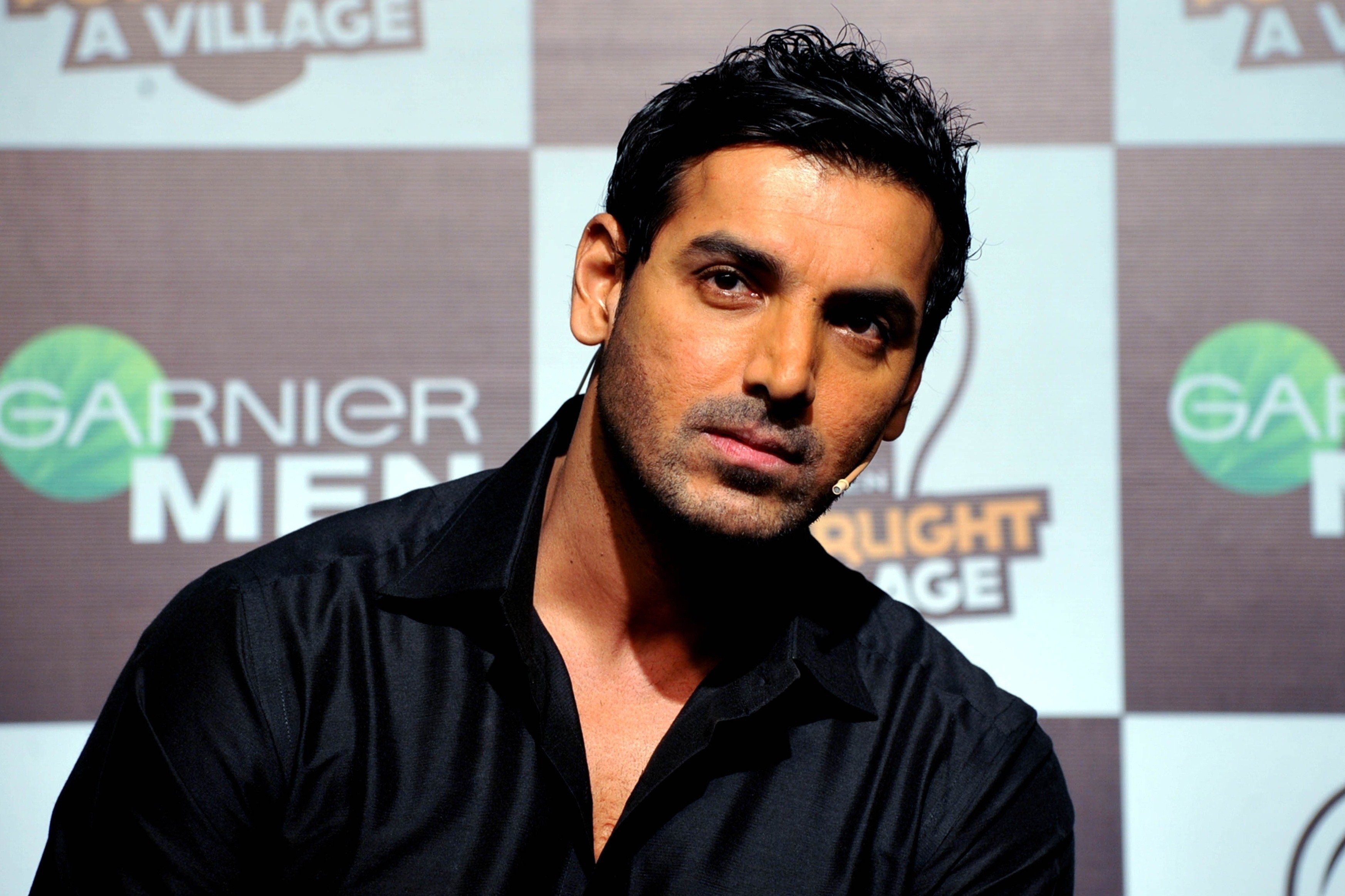 John Abraham On Garnier Stage - Indian Actors John Abraham - HD Wallpaper 