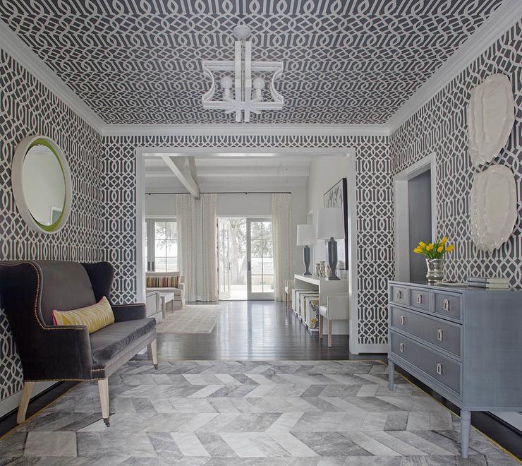 Foyer With Gray Trellis Wallpaper - Foyer Ideas - HD Wallpaper 