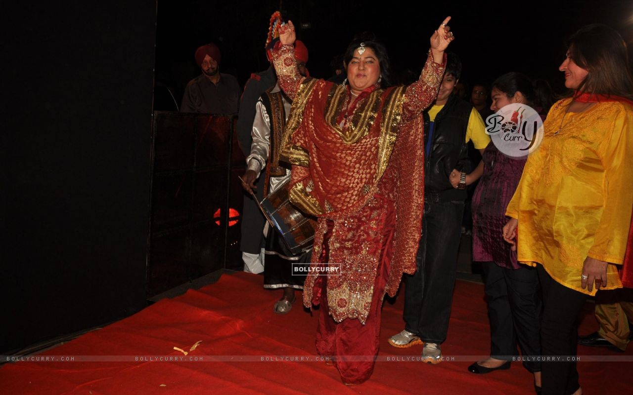 Dolly Bindra Attending Lohri Di Raat - Performance - HD Wallpaper 