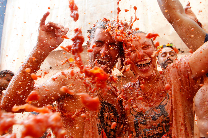 Revelers Throw Tomatoes At Each Other, During The Annual - La Tomatina Festival - HD Wallpaper 