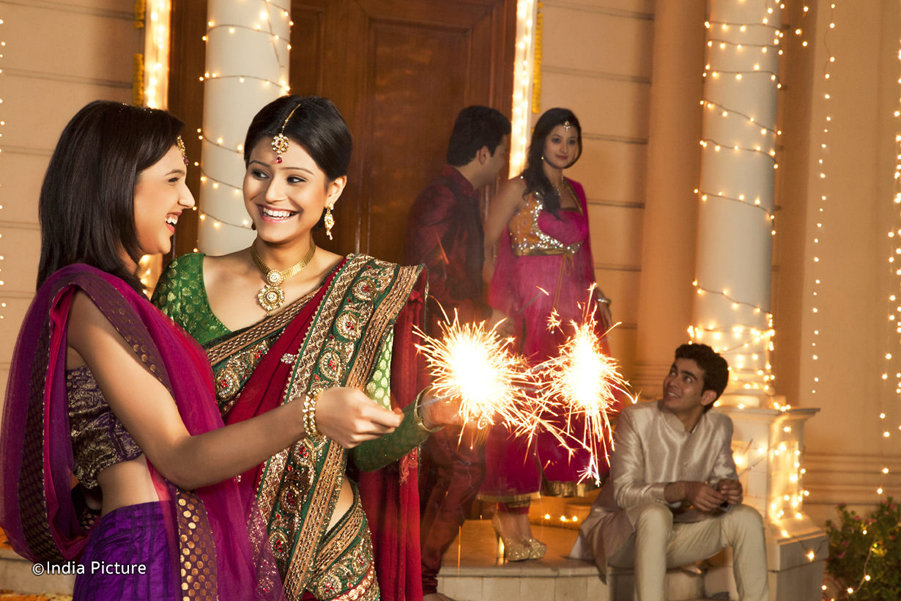 Hot & Sexy Girls On Diwali With Phuljhari - HD Wallpaper 