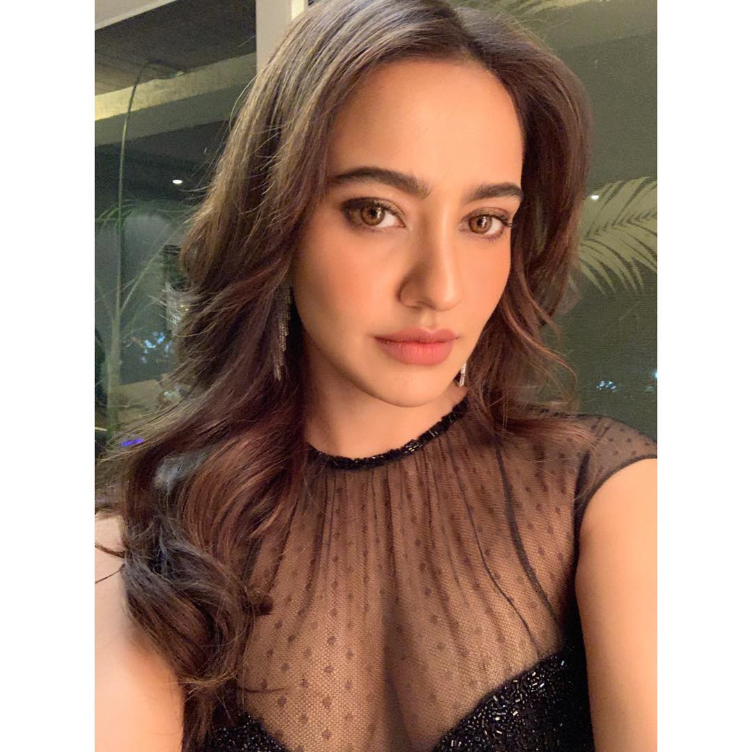 Neha Sharma Hot Selfie - Neha Sharma Hot Boobs - HD Wallpaper 