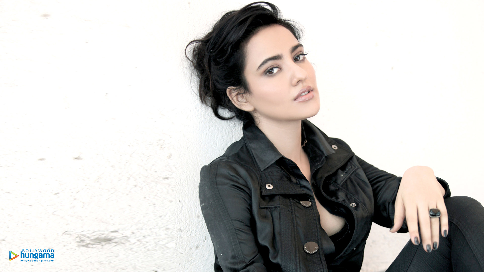 Neha Sharma - Neha Sharma Stylish - HD Wallpaper 