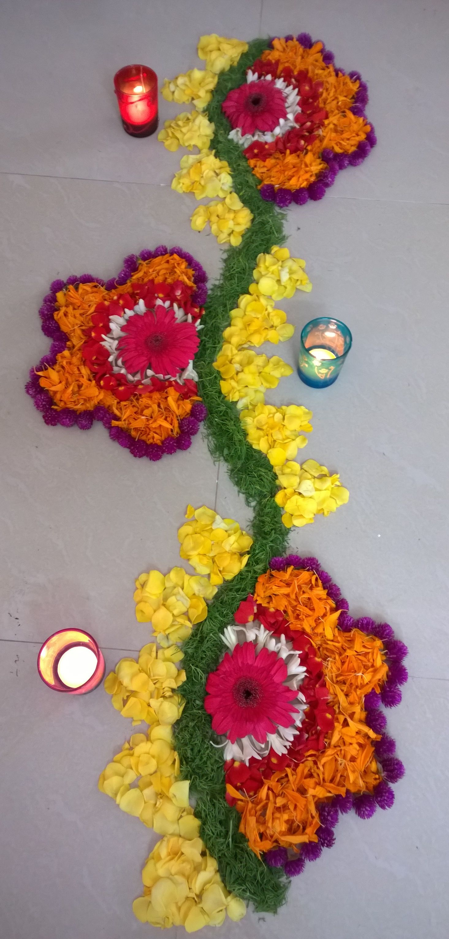 Diwali Rangoli With Flowers - HD Wallpaper 