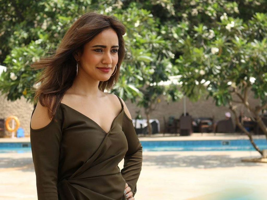 Neha Sharma Photos Download - HD Wallpaper 