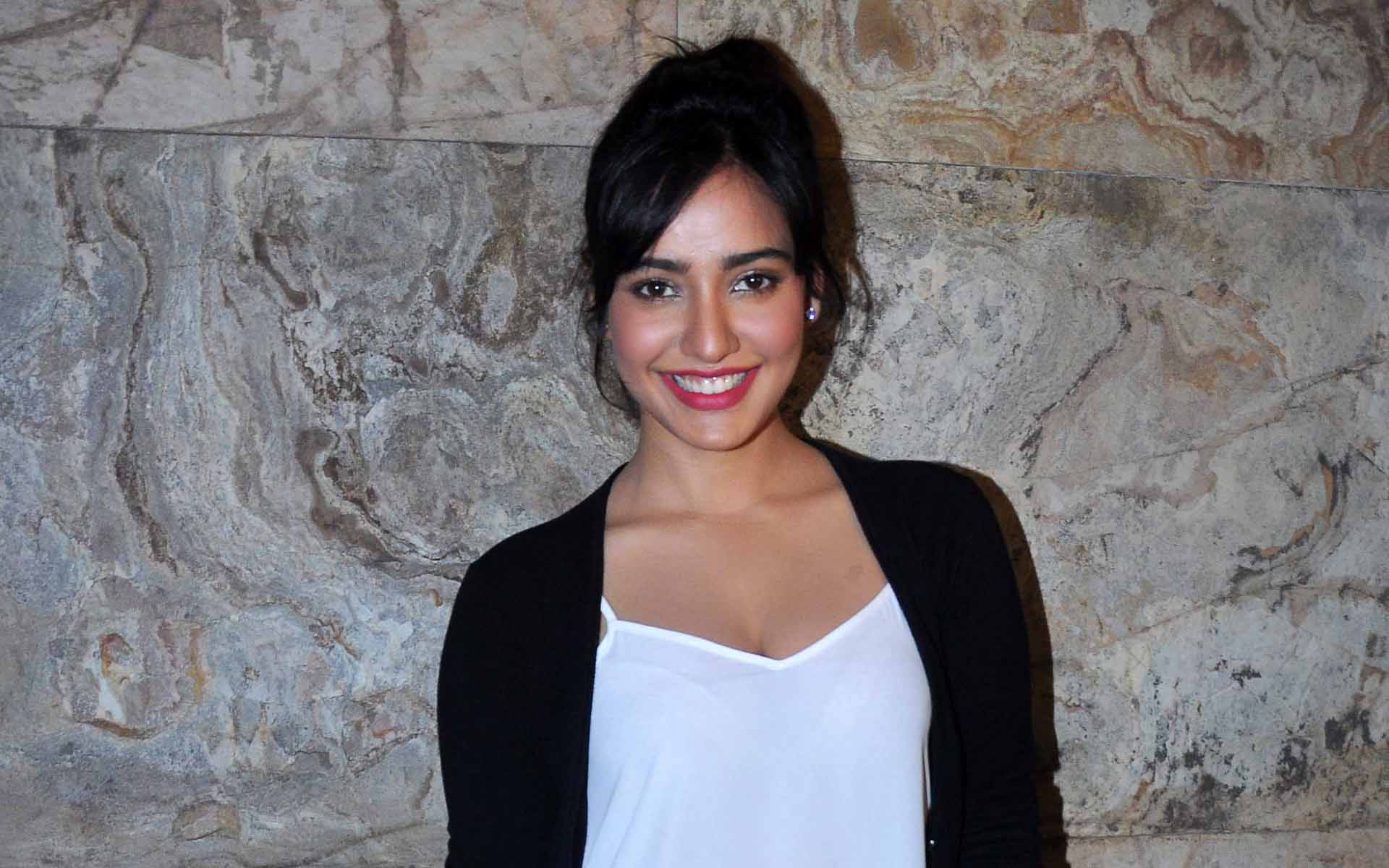 Neha Sharma Gorgeous Look With Cute Smile Wallpaper - Hot And Beautiful Images Of Neha Sharma - HD Wallpaper 