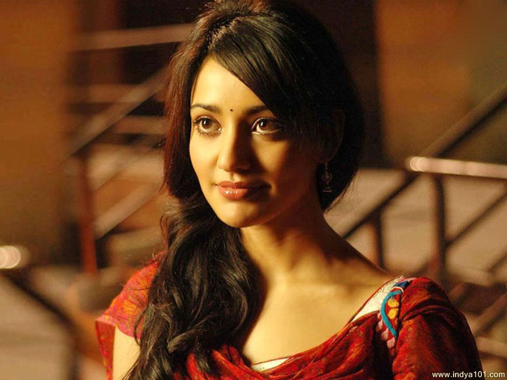 Neha Sharma Simple Look - HD Wallpaper 