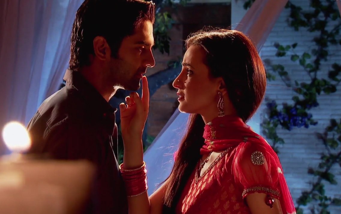 Romantic Iss Pyaar Ko Kya Naam Doon - HD Wallpaper 