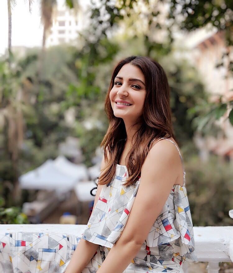 Cute Anushka Sharma - HD Wallpaper 